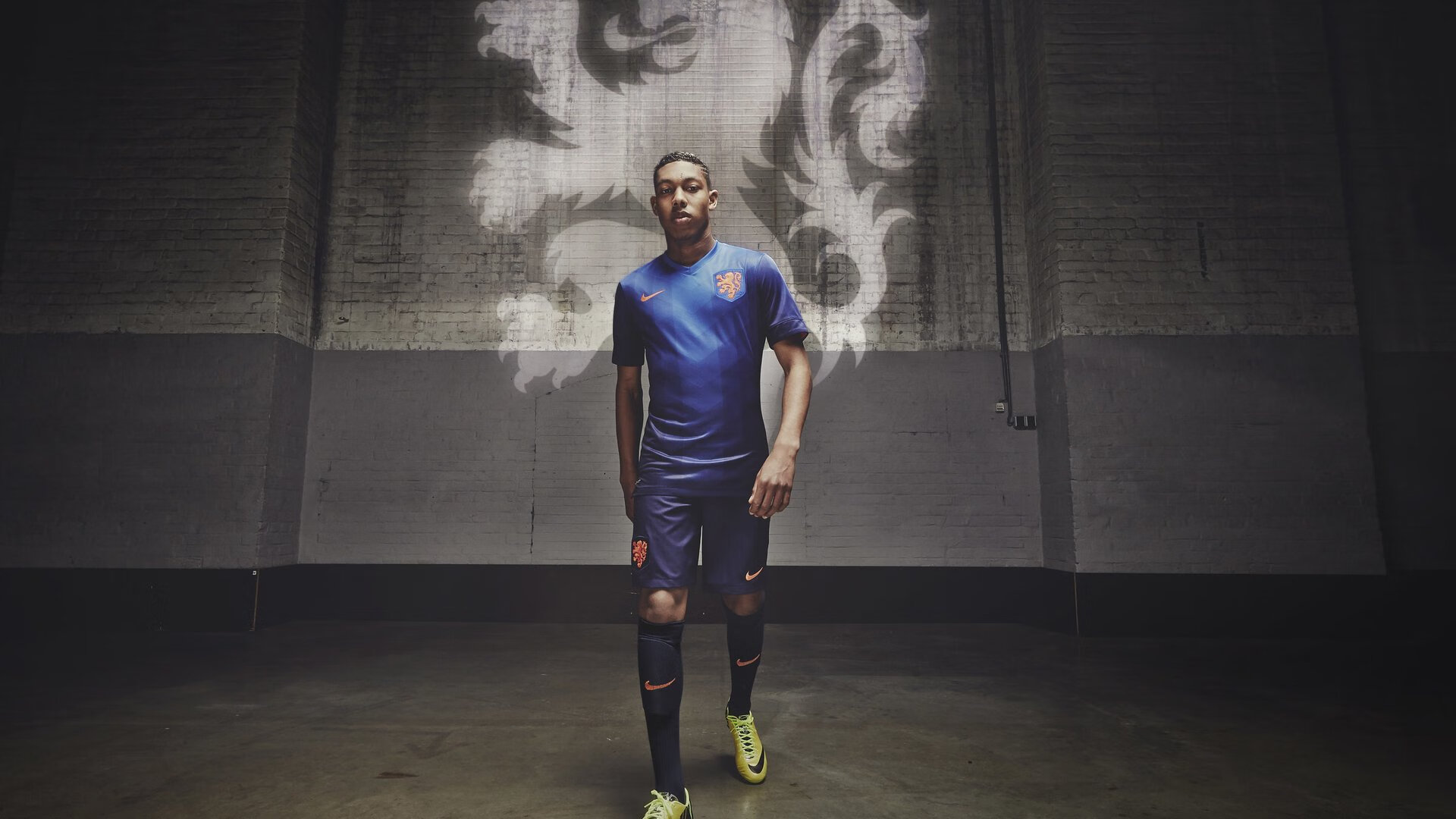 意甲焦点战之夜，当凯塞多撕开防线，足球回归最原始的冲动